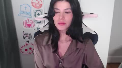 cassiealvarez online show from 10-16-25, 02:34