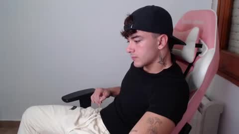Snapshot of castrotwins chatting on 10-13-25, 05:24 castrotwins online show from 10-13-25, 05:24