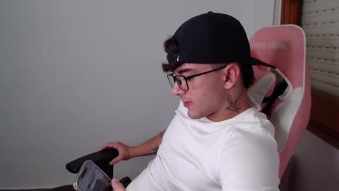 Snapshot of castrotwins chatting on 10-14-25, 05:58 castrotwins online show from 10-14-25, 05:58