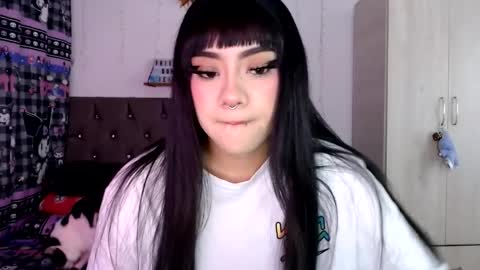 Snapshot of cat_mila_ chatting on 03-25-26, 04:07 Mila online show from 03-25-26, 04:07