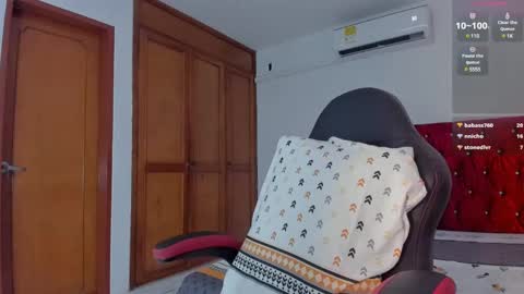 Mia online show from 03-11-25, 03:45