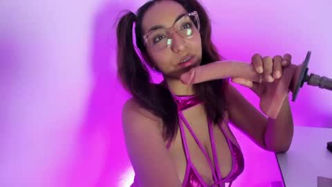 Cata  Monday- Saturday   On line at 0100pm-0700pm online show from 05-12-26, 07:44
