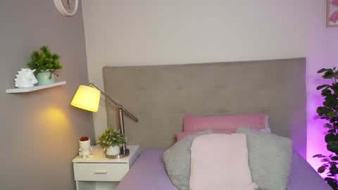 Caterine Zapata  online show from 12-15-24, 03:24