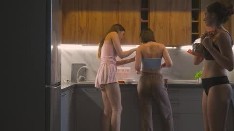 Snapshot of catolinanight chatting on 10-19-25, 06:14 catolinanight online show from 10-19-25, 06:14