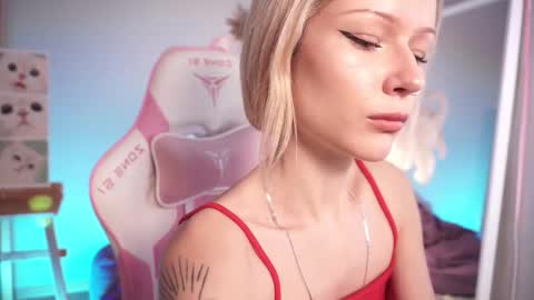 Snapshot of celeste_eyes0n chatting on 10-27-25, 08:35 Celeste online show from 10-27-25, 08:35