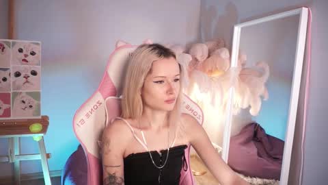 Snapshot of celeste_eyes0n chatting on 10-28-25, 08:44 Celeste online show from 10-28-25, 08:44