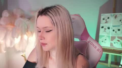 Snapshot of celeste_eyes0n chatting on 11-01-25, 08:44 Celeste online show from 11-01-25, 08:44