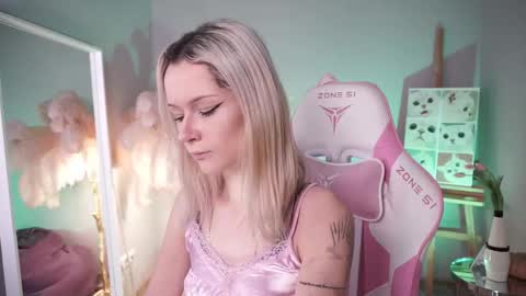 Snapshot of celeste_eyes0n chatting on 11-02-25, 08:44 Celeste online show from 11-02-25, 08:44