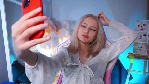 Snapshot of celeste_eyes0n chatting on 11-08-25, 08:51 Celeste online show from 11-08-25, 08:51