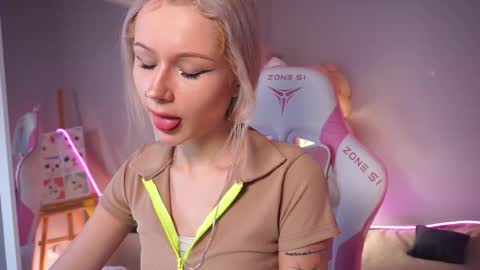 Snapshot of celeste_eyes0n chatting on 11-16-25, 08:36 Celeste online show from 11-16-25, 08:36