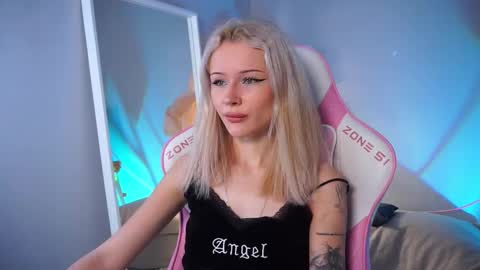 Snapshot of celeste_eyes0n chatting on 11-18-25, 08:46 Celeste online show from 11-18-25, 08:46