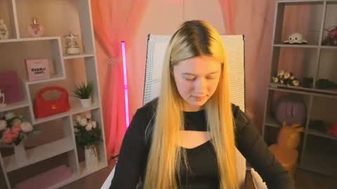 Snapshot of celestinemauriac chatting on 04-19-26, 07:05 your cute kitty online show from 04-19-26, 07:05