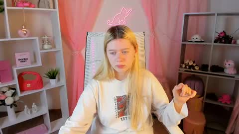 Snapshot of celestinemauriac chatting on 04-24-26, 07:16 your cute kitty online show from 04-24-26, 07:16