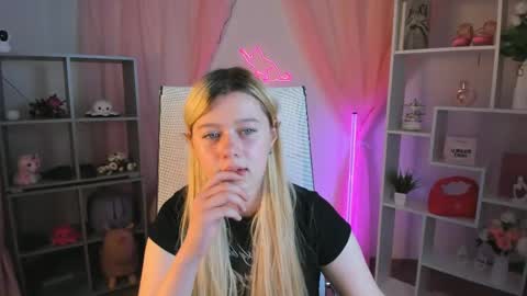 Snapshot of celestinemauriac chatting on 05-11-26, 06:27 your cute kitty online show from 05-11-26, 06:27