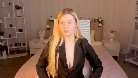 Snapshot of celestinemauriac chatting on 06-11-26, 08:29 your cute kitty online show from 06-11-26, 08:29