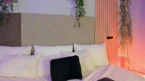 Hello guys my name is Sofi and Lizzie and  Vanessa online show from 04-30-26, 10:25