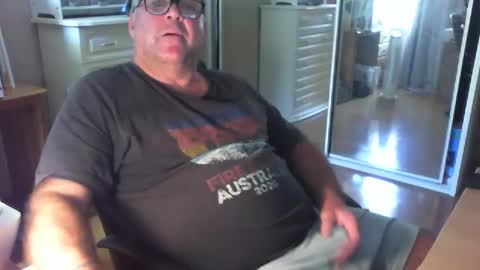 Snapshot of chalkstall chatting on 01-12-25, 04:00 Chalky online show from 01-12-25, 04:00