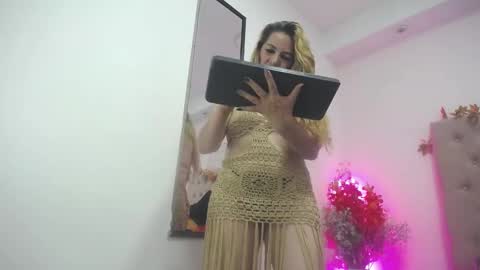 Snapshot of chalotte_grey chatting on 01-12-25, 05:34 Charlotte Grey online show from 01-12-25, 05:34