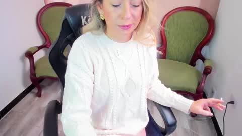 Snapshot of chanel_gold chatting on 03-11-26, 04:13 online show from 03-11-26, 04:13