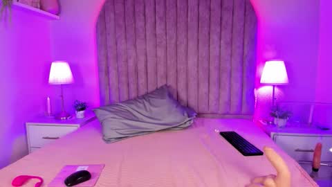 chanelsmell_ online show from 09-20-25, 10:05