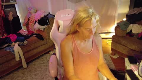 Snapshot of charli_girl chatting on 10-20-25, 10:43 Charli online show from 10-20-25, 10:43