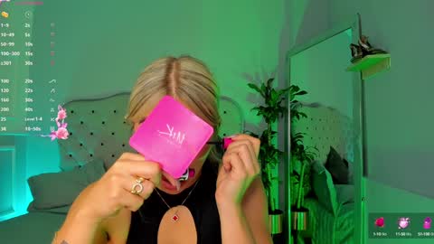 Snapshot of charlotte__grey chatting on 01-31-25, 08:43 charlotte grey online show from 01-31-25, 08:43