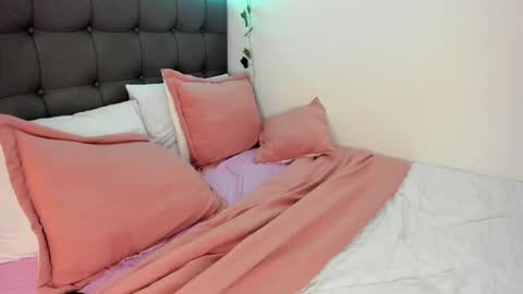 Snapshot of charlotte_jamees chatting on 02-24-25, 01:35 Charlotte james online show from 02-24-25, 01:35