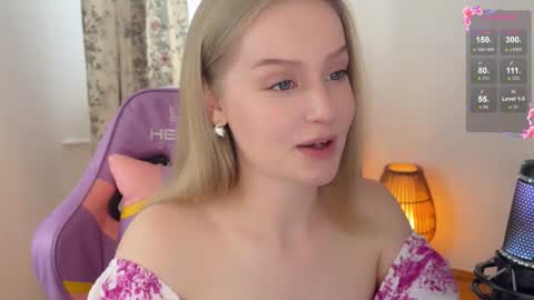 Snapshot of charmaura chatting on 10-09-25, 10:57 Aura 3 online show from 10-09-25, 10:57