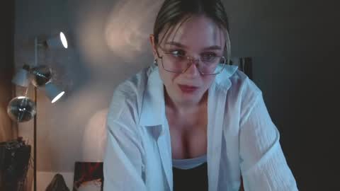 Snapshot of charming_beauty chatting on 04-18-26, 01:42 Michelle online show from 04-18-26, 01:42