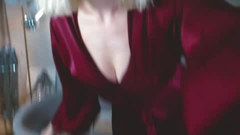 Snapshot of charming_beauty chatting on 05-07-26, 03:01 Michelle online show from 05-07-26, 03:01