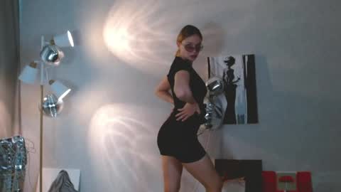 Snapshot of charming_beauty chatting on 05-08-26, 01:33 Michelle online show from 05-08-26, 01:33