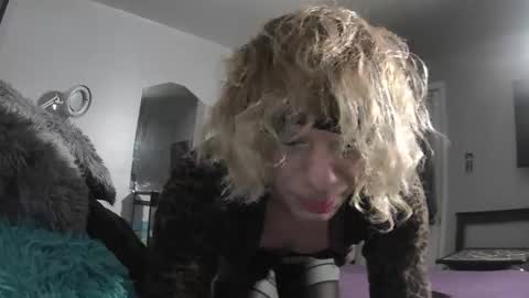 Sarah online show from 10-23-25, 02:44