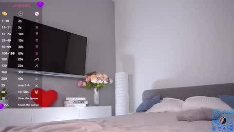 Snapshot of cheekie_breekie chatting on 02-20-26, 06:26 Lia online show from 02-20-26, 06:26