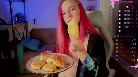 Snapshot of cherry_roxy chatting on 11-14-25, 09:46 Roxy online show from 11-14-25, 09:46