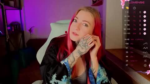 Snapshot of cherry_roxy chatting on 11-25-25, 06:13 Roxy online show from 11-25-25, 06:13