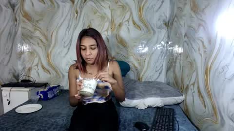 Snapshot of cherryindian694u chatting on 07-09-26, 07:56 leah is the name online show from 07-09-26, 07:56