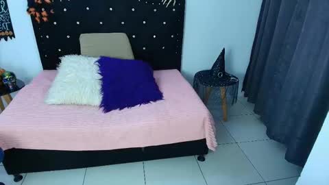 Snapshot of chikis__f_w chatting on 10-21-25, 12:00 LAURA online show from 10-21-25, 12:00