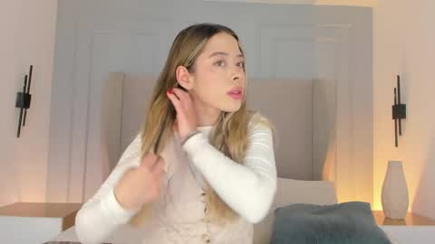 Snapshot of chloe_dee_ chatting on 04-17-26, 12:19 Chloe online show from 04-17-26, 12:19