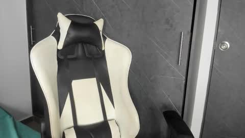 chloe online show from 10-24-25, 10:17