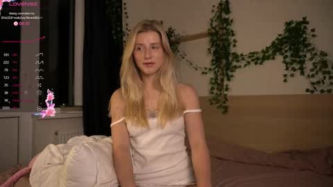 Snapshot of chloe_guidry chatting on 10-26-25, 04:18 Arianaa Mourrr online show from 10-26-25, 04:18