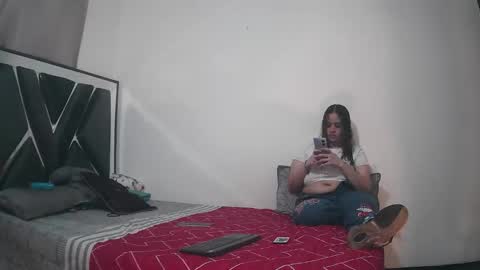 Snapshot of chloe_hotx chatting on 03-12-25, 09:03 Chloe and Danna online show from 03-12-25, 09:03