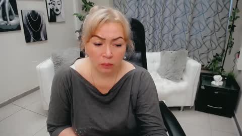 Snapshot of chloe_lo chatting on 10-30-25, 05:42 Chloe online show from 10-30-25, 05:42