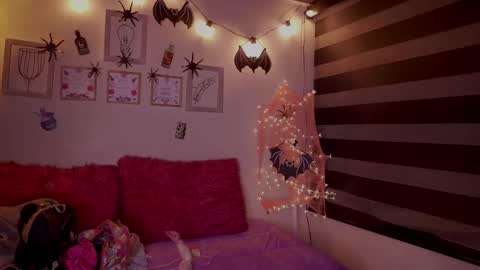 CLOE  online show from 10-18-25, 01:52