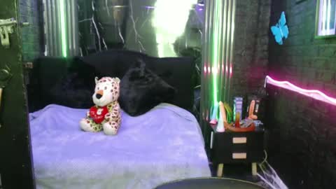 Snapshot of chloe_smith5 chatting on 05-06-26, 12:21 chloe_smith5 online show from 05-06-26, 12:21