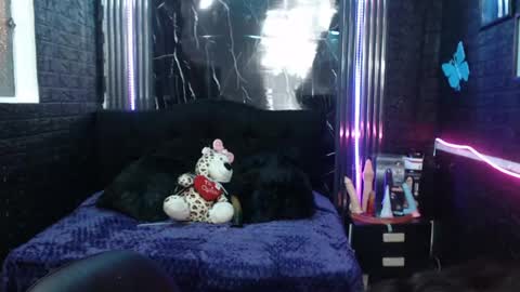 chloe_smith5 online show from 06-23-26, 02:37