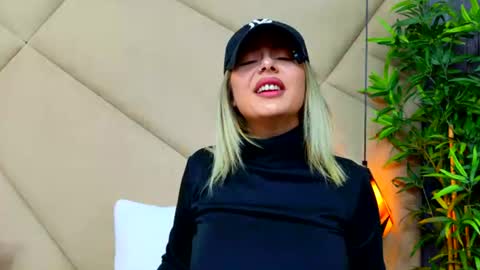 Chloe Vee online show from 06-12-26, 05:17