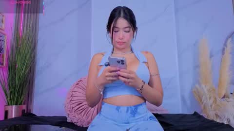 Snapshot of chlooee_ chatting on 11-12-25, 11:21 Chlooe online show from 11-12-25, 11:21