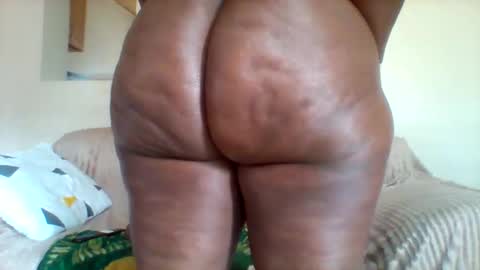 Snapshot of chocobabe002 chatting on 10-24-25, 01:18 chocobabe002 online show from 10-24-25, 01:18