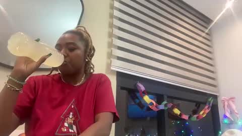 Snapshot of chocolatecakequeen chatting on 12-21-24, 04:19 ChocolateCakeQueen online show from 12-21-24, 04:19