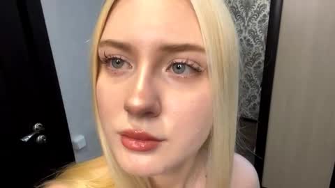 Snapshot of christeneweslow chatting on 10-23-25, 04:17 Aurora online show from 10-23-25, 04:17